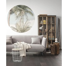 Wohnzimmer mit Sofa, Tisch, Schrank und Wanddekoration mit Palmenmotiv für ein tropisches Flair