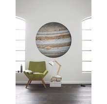 Raum mit einem Wandtattoo, das den Planeten Jupiter zeigt, einem grünen Sessel und einer Lampe