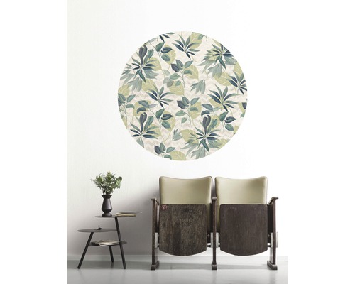 Wandaufkleber mit botanischem Muster über zwei Kinosesseln