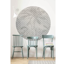 Scène avec trois chaises en bois, une applique murale et un sticker mural rond à motifs