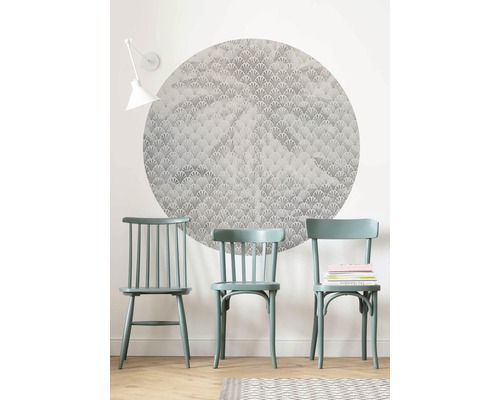 Scène avec trois chaises en bois, une applique murale et un sticker mural rond à motifs