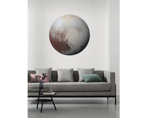 Wohnzimmer mit grauer Couch und Wandtattoo von Pluto