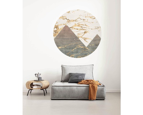 Salon avec sticker mural motif montagne, fauteuil et table d''appoint