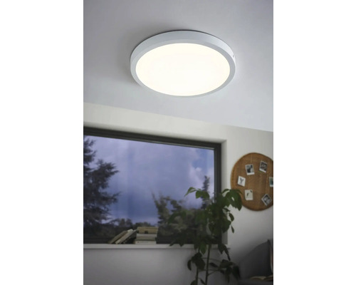 Runde Deckenleuchte im Wohnraum