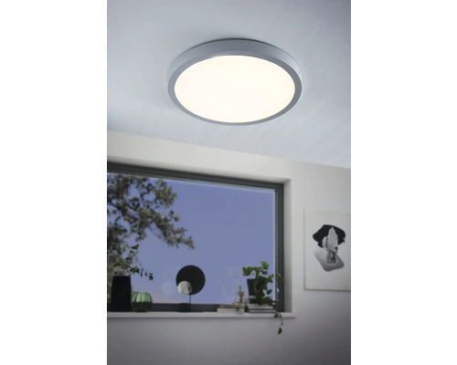 Plafonnier rond dans une pièce moderne avec fenêtre.