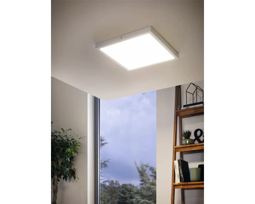 Plafonnier LED carré dans un espace de vie.