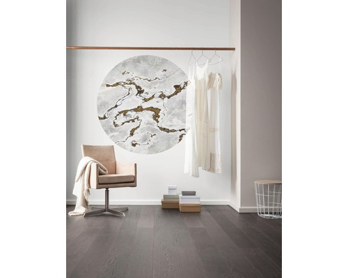 Intérieur moderne avec décoration, chaise, vêtements et plancher en bois