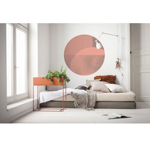 Helles Zimmer mit Bett, Wanddekoration und Pflanzen in einem Pflanzgefäß