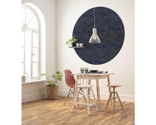 Esszimmer mit Esstisch, Stühlen, Hängelampe und Wanddekor