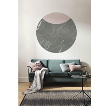 Wohnzimmer mit Sofa, Kissen, Decke, Teppich und Wanddekoration