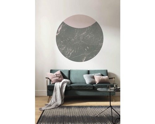 Wohnzimmer mit Sofa, Kissen, Decke, Teppich und Wanddekoration