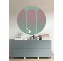 Wandgestaltung mit einem kreisförmigen Wandtattoo über einem Sideboard mit Dekorationen.