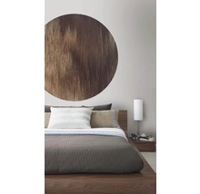 Schlafzimmer mit Holzbett, Nachttisch und Wanddekoration