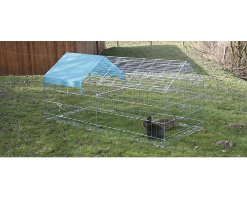 Kleintiergehege mit Abdeckung und Kaninchen im Garten
