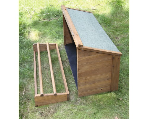 Abri en bois avec toit incliné et cadre en bois pour stocker le bois de chauffage