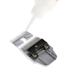 Schermesserpflege mit Öl für eine Aesculap Schermaschine