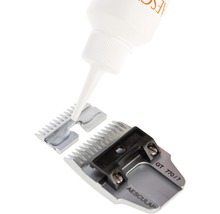 Öl wird auf einen Scherkopf aufgetragen.