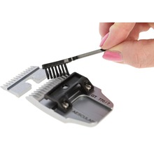 Pflegebürste reinigt Scherkopf