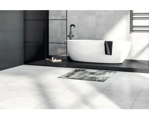 Modernes Badezimmer mit freistehender Badewanne, grauen Fliesen und Fußmatte