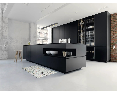 Cuisine moderne avec îlot de cuisine, armoires et tabouret en bois