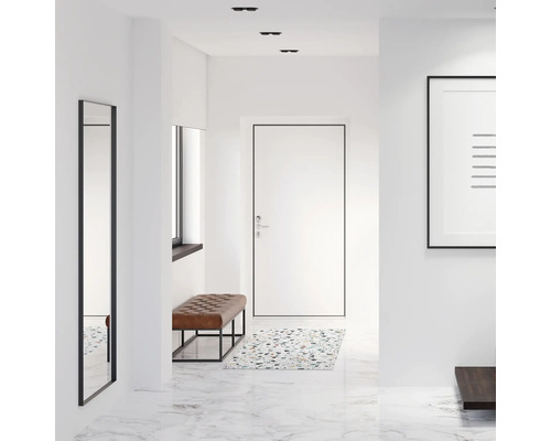 Couloir lumineux avec miroir, banc et porte