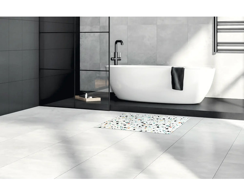 Salle de bain lumineuse avec baignoire îlot, serviette et tapis