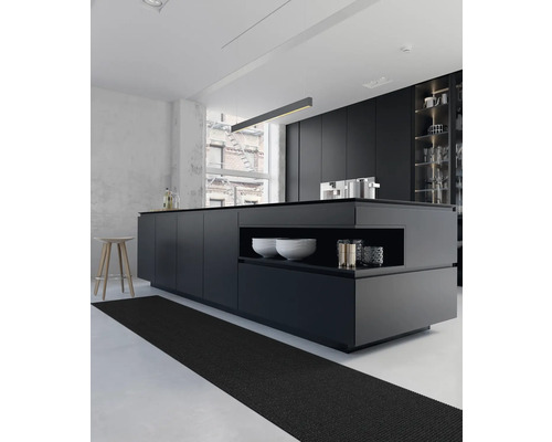 Cuisine moderne avec îlot de cuisine, armoires de cuisine et tapis de cuisine