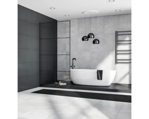 Salle de bains moderne avec baignoire îlot, paroi de douche et sèche-serviettes