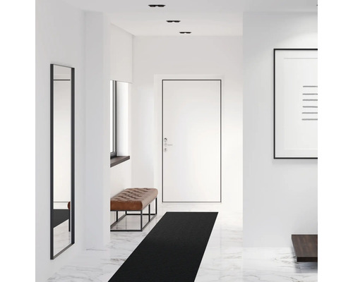 Couloir lumineux avec miroir, banc, porte et éclairage