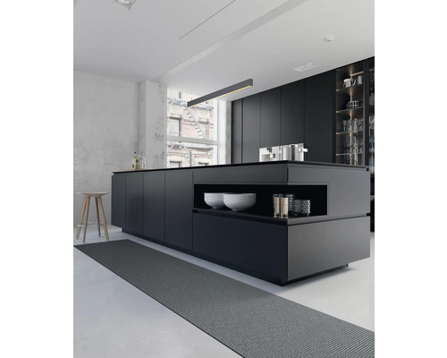 Cuisine moderne avec îlot de cuisine, armoires de cuisine et tapis de cuisine