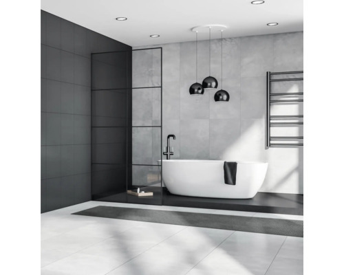 Salle de bain moderne avec baignoire îlot, mur d''accent foncé et éclairage élégant.