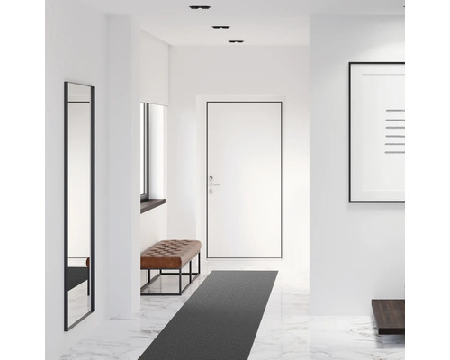 Couloir lumineux avec banc, miroir et porte