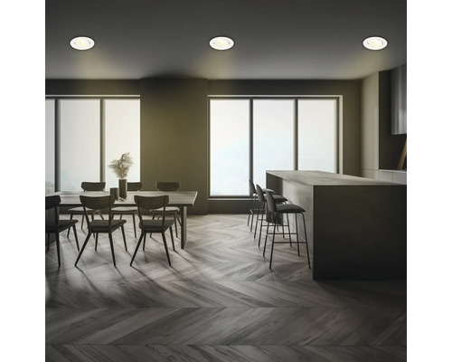 Esszimmer mit Esstisch, Stühlen, Kücheninsel und Deckeneinbaustrahlern