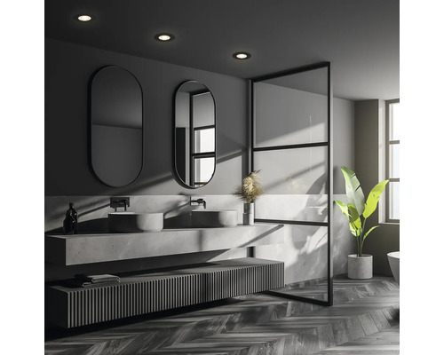 Modernes Badezimmer mit Doppelwaschtisch, Spiegeln und Duschabtrennung aus Glas