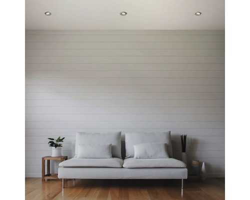 Helles Wohnzimmer mit Sofa, Holzwand und Deckenspots