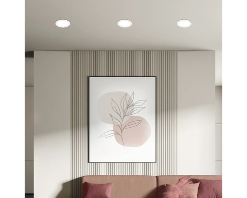 Wohnzimmer mit gerahmtem Pflanzenbild und Deckeneinbaustrahlern