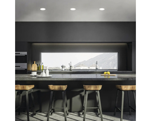 Moderne Küche mit Barhockern, Arbeitsfläche und Fenster