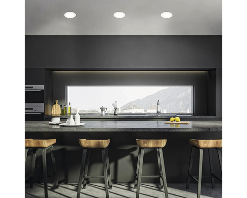 Moderne Küche mit Kücheninsel, Barhockern und Einbaustrahler
