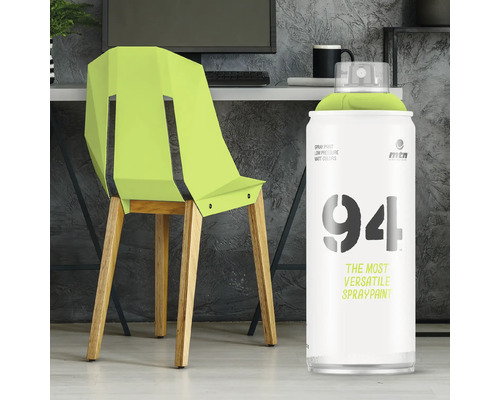 Scène avec une chaise pulvérisée avec un aérosol.