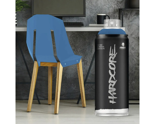 Peinture aérosol avec chaise vernie