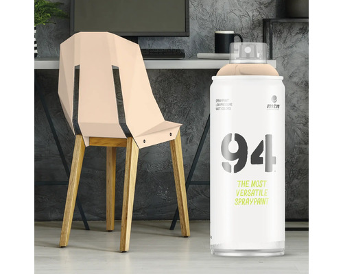 Eine Dose Montana 94 Sprühfarbe steht vor einem Stuhl.