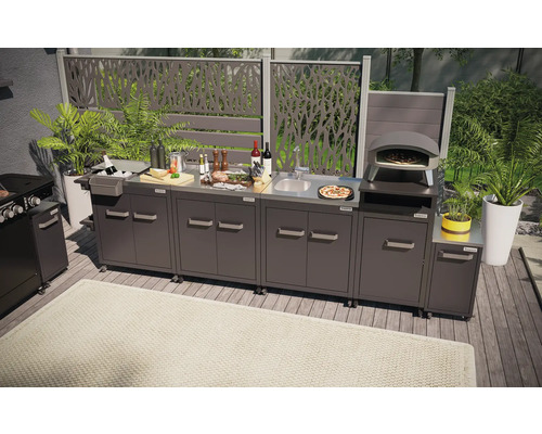 Cuisine extérieure avec barbecue, évier et four à pizza sur une terrasse