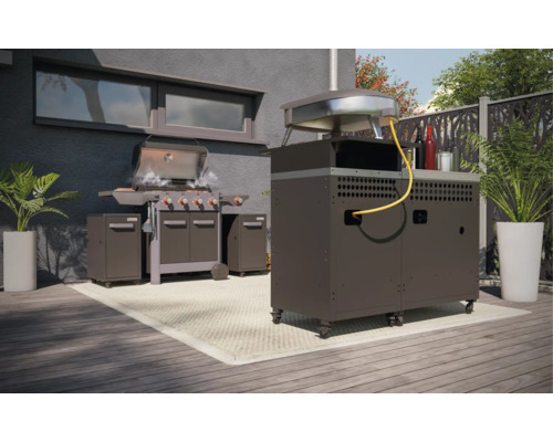 Vue extérieure avec barbecue à gaz, four à pizza et jardinières sur une terrasse