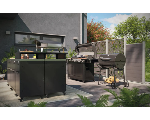 Scène de cuisine extérieure avec chariot de grill, barbecue à gaz et clôture d''intimité sur une terrasse.