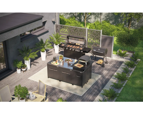 Terrasse avec cuisine extérieure, barbecue à gaz, barbecue à charbon et four à pizza sur un terrain de jardin.
