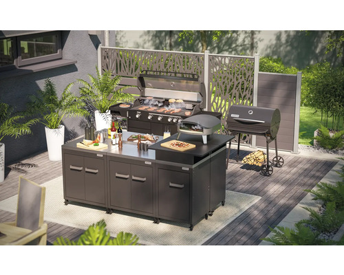 Cuisine extérieure avec barbecue, four à pizza et plan de travail dans le jardin