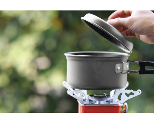 Kochtopf mit Deckel auf Campingkocher