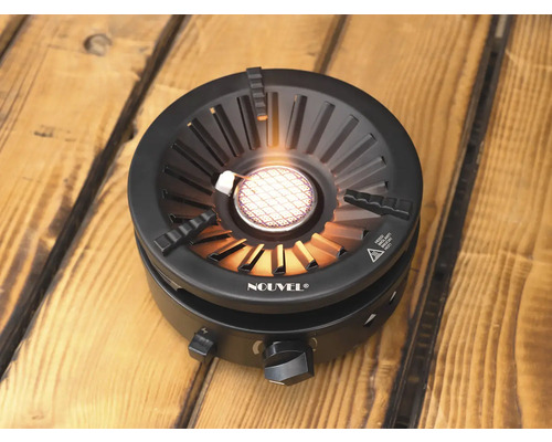 Réchaud à gaz noir sur fond en bois