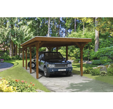 Voiture sous un abri de voiture en bois dans le jardin.
