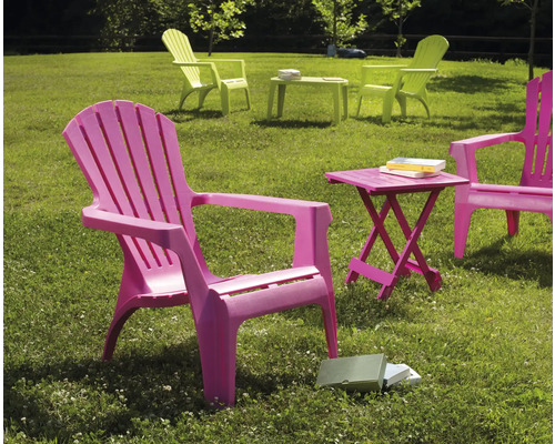 Szene mit Gartenstühlen und Gartentisch auf einer Rasenfläche